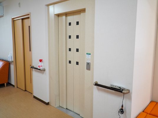 清潔な廊下のエレベーター