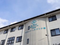 窓が多い建物外観