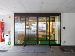 自動ドアのあるエントランス