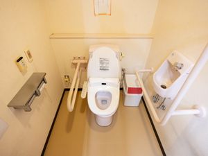 手すり付きの設備トイレ