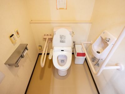 手すり付きの設備トイレ
