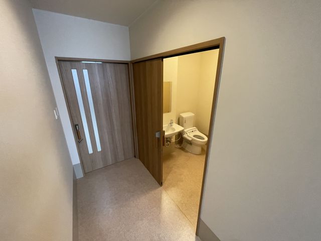 清潔なトイレの一角 トイレ 手すり付きで広々としたトイレです。快適なご利用が見込めるよう配慮がされています。