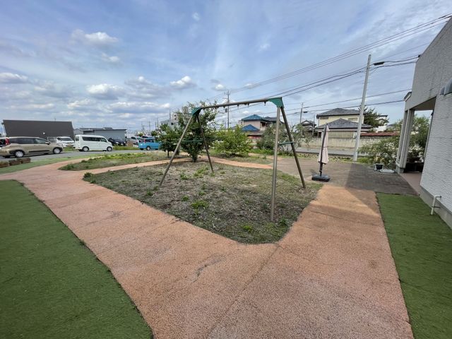 屋外の運動スペース 中庭 広々とした中庭では、新鮮な空気の中で体を動かしたり、ゆったりとお過ごしいただけます。