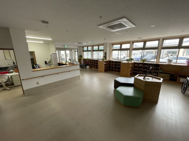 ゆとりある共有スペース ラウンジ 広々とした共有ラウンジです。ソファでくつろぎながら、明るい窓辺の景色をお楽しみください。