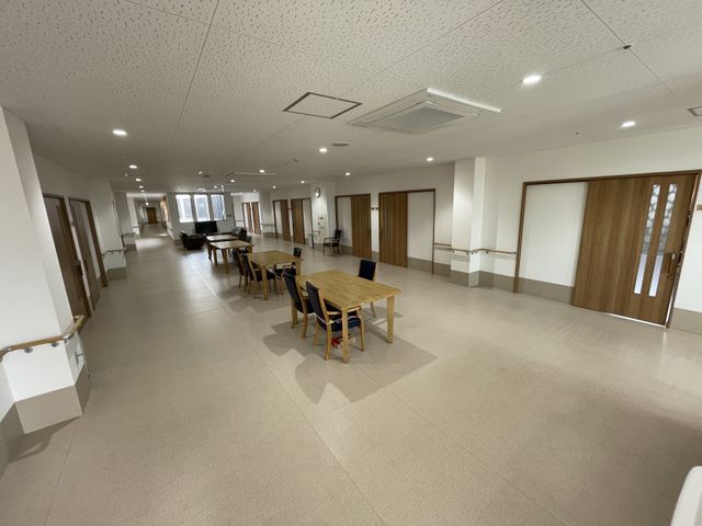 広々とした廊下の様子 共有スペース 手すり沿いに明るく広い回廊が広がり、ゆったりとした空間で快適な日々を過ごせます。