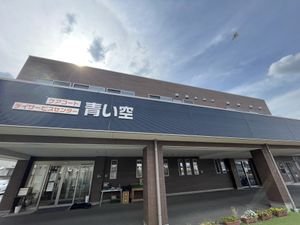 外観の明るい建物