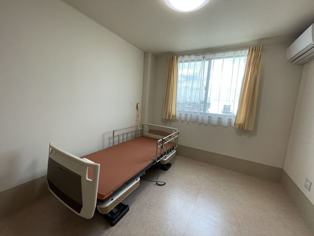 快適な居室 居室 広々とした明るい居室です。窓からは自然光が差し込み、穏やかな時間をお過ごしいただけます。