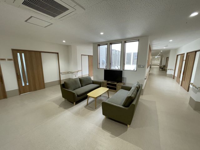 居心地の良いラウンジ ラウンジ ゆったり座れるソファが並ぶ明るく開放的なラウンジです。共に過ごす時間をより豊かにしてくれます。