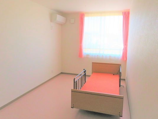 居室のベッドと窓