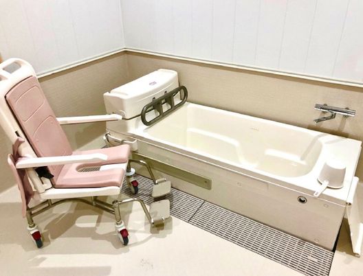 浴室の介助用浴槽
