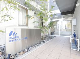 エントランスの明るい景観