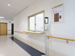 清潔な廊下と掲示板