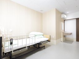 清潔な個室の居室風景