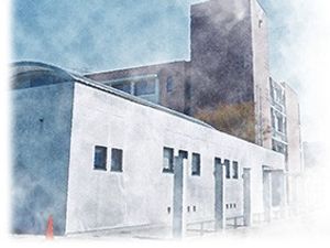 白い外壁の施設外観  