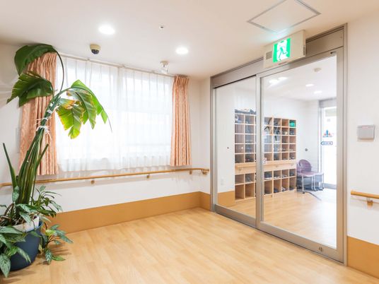 明るい廊下の空間