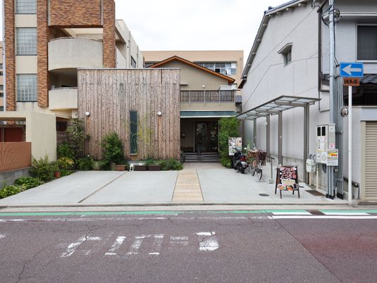 街中に佇むケアハウス外観