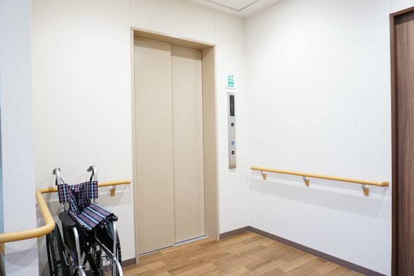 バリアフリー設計の廊下