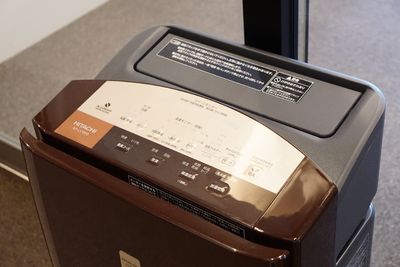 清潔なコインランドリー機器