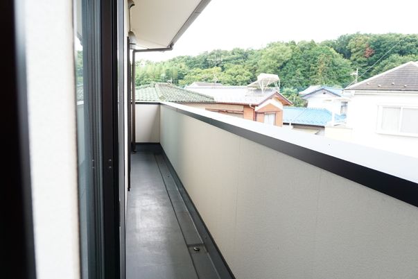 明るい景色のバルコニー
