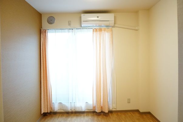 明るい個室の一角