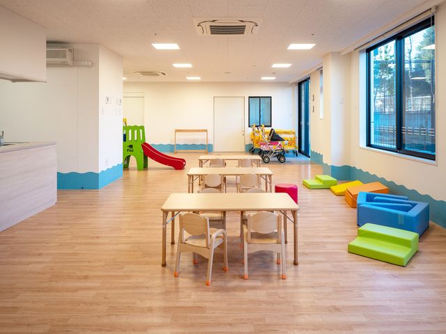 明るい多目的室 多目的室   大きな窓から自然光が入る、明るく開放的な多目的室です。小さな机や遊具があり、見守りやすい環境になっています。
