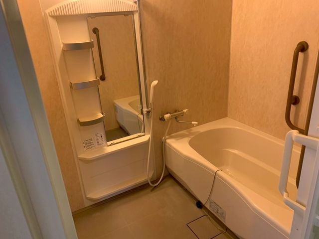 広々とした浴室 浴室 安全性を考慮したバスルームで、手すりが設置されています。介護の現場で安心して業務に取り組めます。