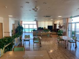 広々とした明るいラウンジ