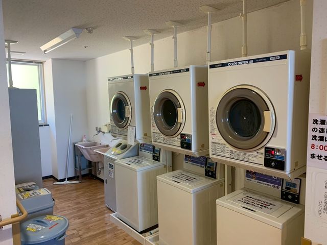 使いやすいコインランドリー コインランドリー 明るく清潔なコインランドリーには、乾燥機が完備されています。忙しいスタッフにも便利です。