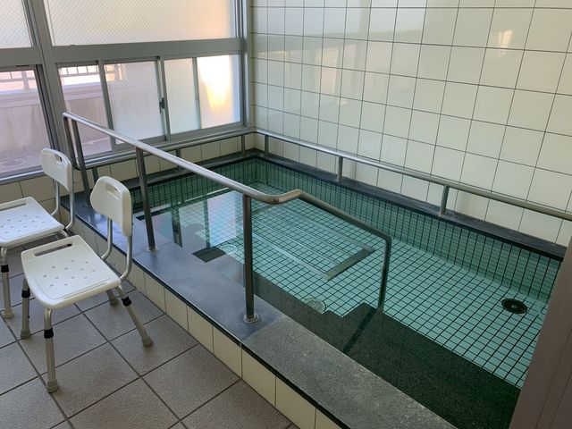 浴室 浴室 自然光が差し込む明るい空間で、手すりが設置されており、安全に入浴が可能です。椅子もあり、準備も快適にできます。