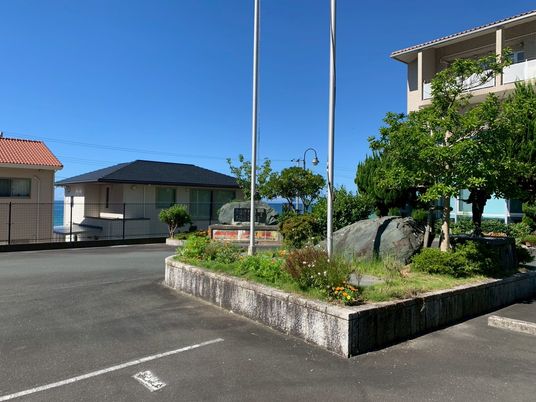 緑豊かな施設の庭