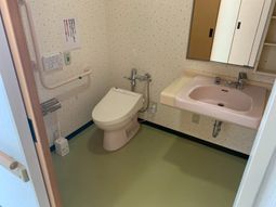 落ち着いた色調のトイレ