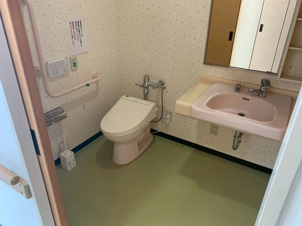 落ち着いた色調のトイレ