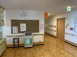 掲示物と廊下の空間