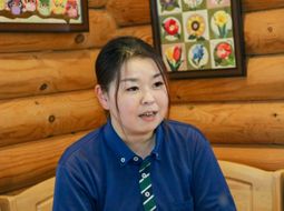 スタッフが笑顔で話す様子