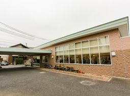 明るい外観の建物