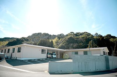 山に囲まれた施設外観