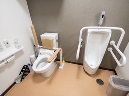 手すり付きトイレと小便器