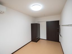 シンプルな洋室の様子