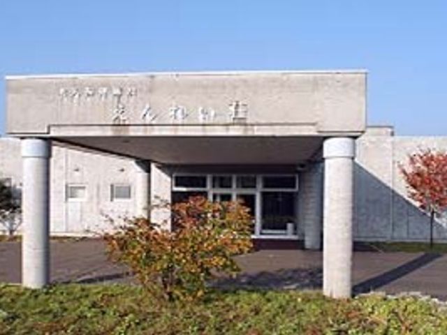 立派な玄関の外観 外観 施設の入口は広々としており、植栽が飾られ、訪れる方を温かく迎えます。