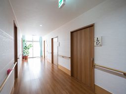 明るく清潔な廊下