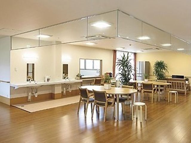 広々とした明るい食堂 リビング 床がフラットで快適にお食事ができる食堂です。丁寧な造りと暖かみのあるデザインが印象的で、くつろぎの時間を提供しています。