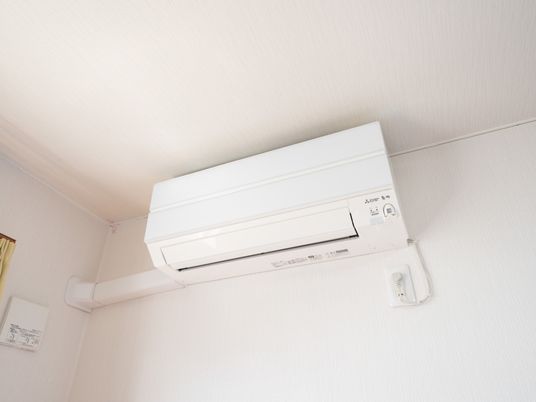 壁に取り付けられたエアコン