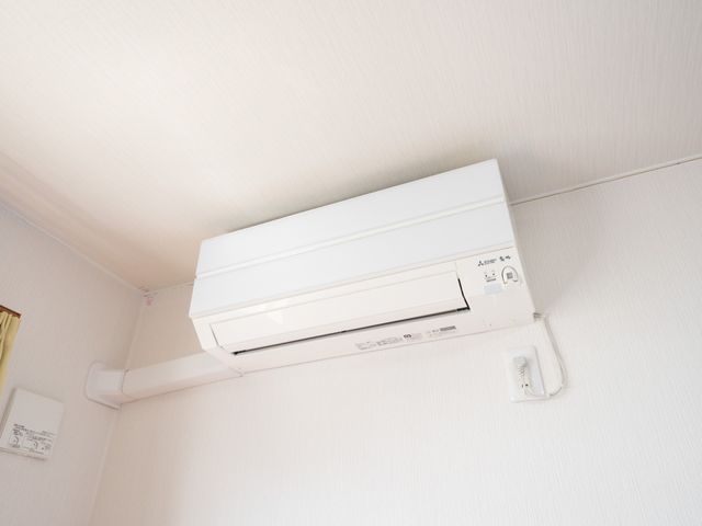 壁に取り付けられたエアコン 居室 温暖な快適空間を整えるための室内設備が備え付けられており、年間を通して快適に過ごせます。