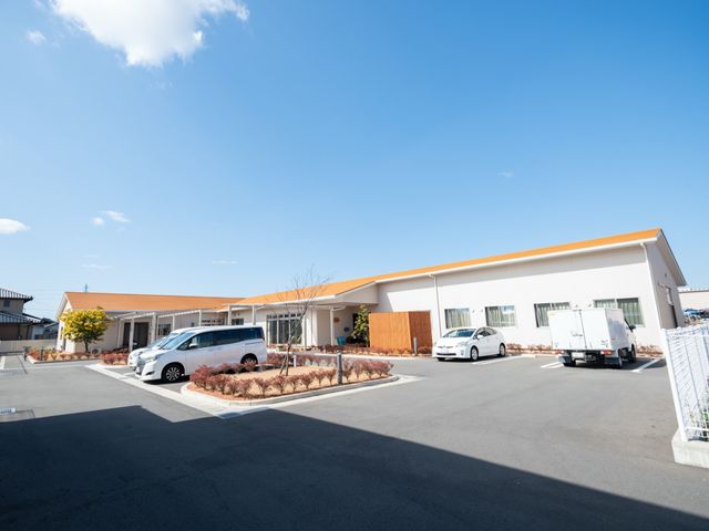 広々とした綺麗な外観 外観 ゆとりある駐車スペースと清潔感のある建物が印象的です。快適な環境での仕事をお探しの方に最適な職場です。