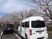 送迎車と桜並木の外観  