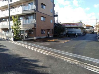 駐車場のある外観