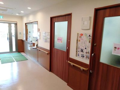 訪問者を迎える受付廊下