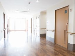 明るい廊下と部屋の扉