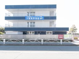 青と白の建物外観