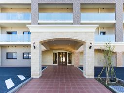 明るいエントランスの外観